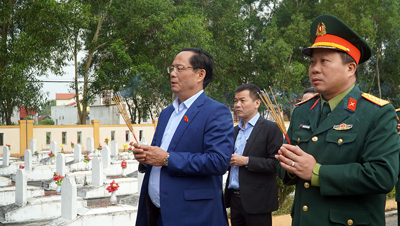  Đồng chí Thượng tướng, Phó Chủ tịch Quốc hội Trần Quang Phương và các đại biểu dâng hương tại Nghĩa trang liệt sỹ xã Cảnh Dương