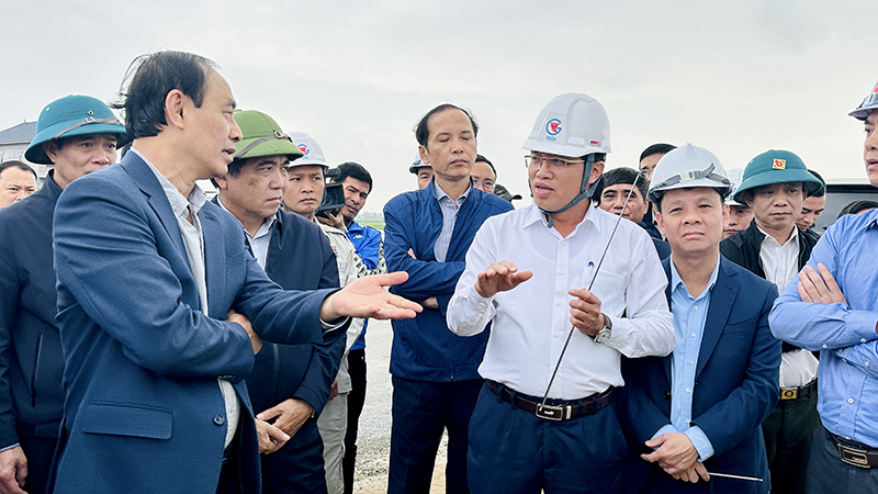 Thứ trưởng Bộ GTVT Lê Đình Thọ nghe các đơn vị liên quan báo cáo công tác thi công công trình đường bộ cao tốc Bắc - Nam phía Đông.