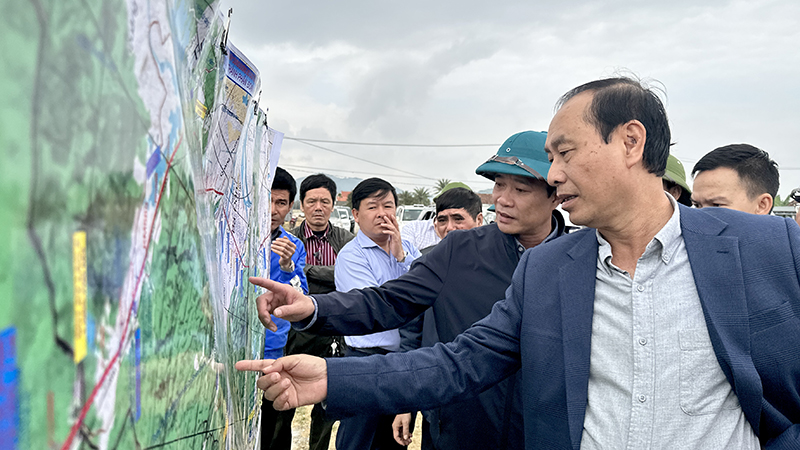 Thứ trưởng Bộ GTVT Lê Đình Thọ lưu ý các đơn vị liên quan cần sớm xây dựng đường công vụ để vận chuyển vật liệu, đất, cát vào địa điểm thi công. 