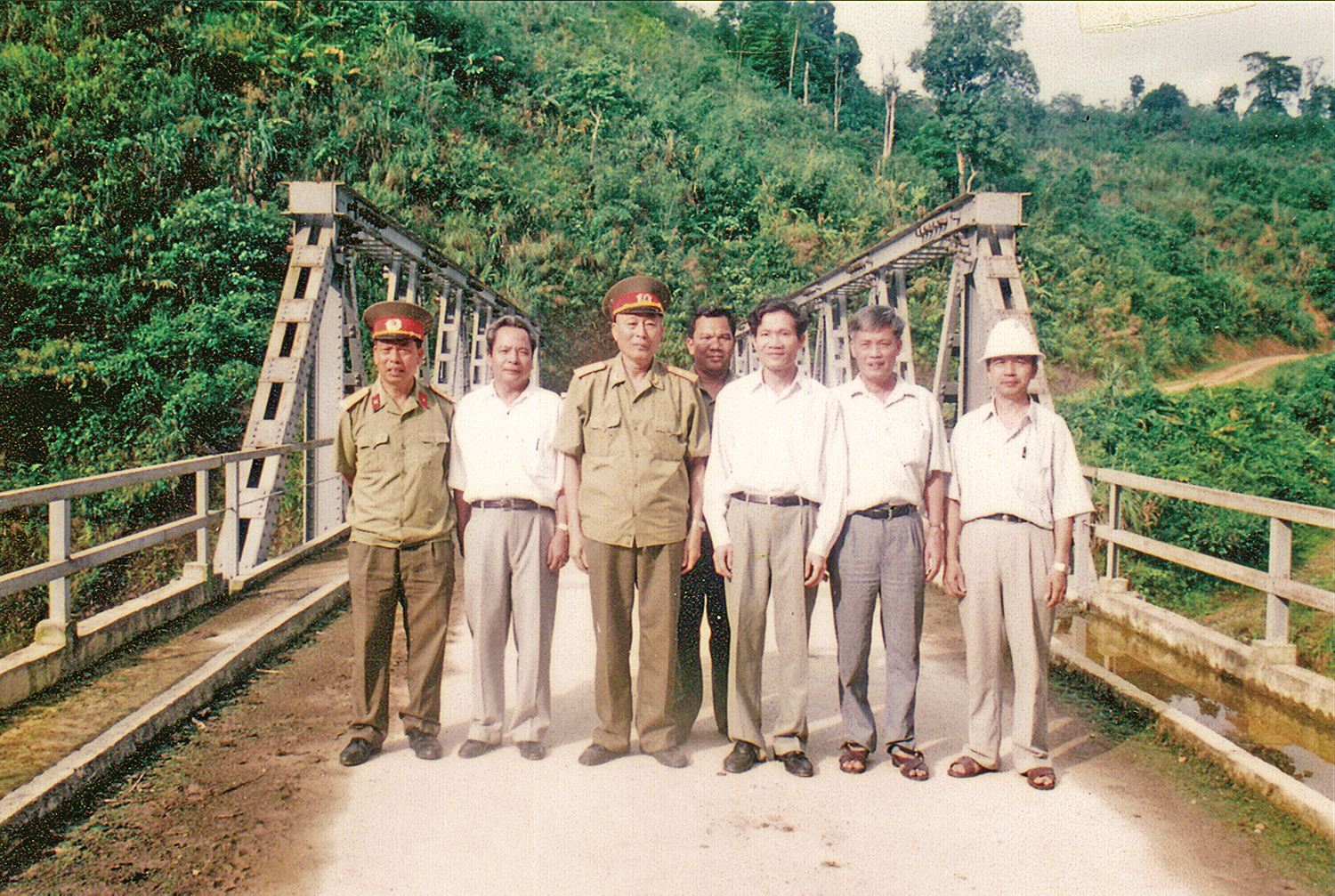 Trung tướng Đồng Sỹ Nguyên cùng đoàn khảo sát xác định tuyến đường Hồ Chí Minh hiện đại, ngày 7/5/1998. Ảnh: Tư liệu.