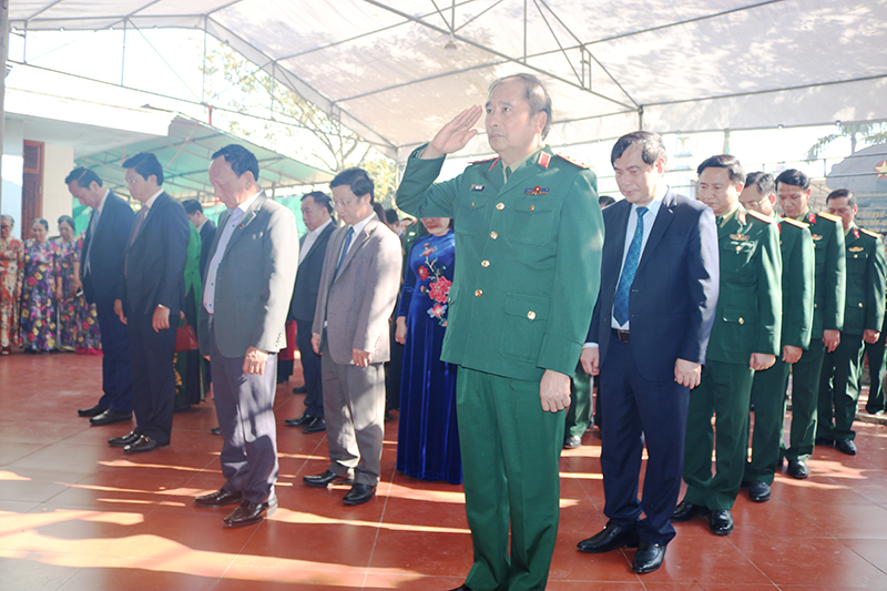 Các đại biểu dành phút mặc niệm tưởng nhớ công lao của Trung tướng Đồng Sỹ Nguyên