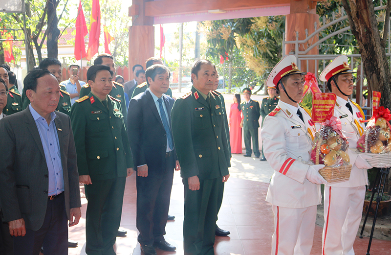 Các đại biểu nghe tiểu sử cuộc đời hoạt động cách mạng của đồng chí Trung tướng Đồng Sỹ Nguyên.