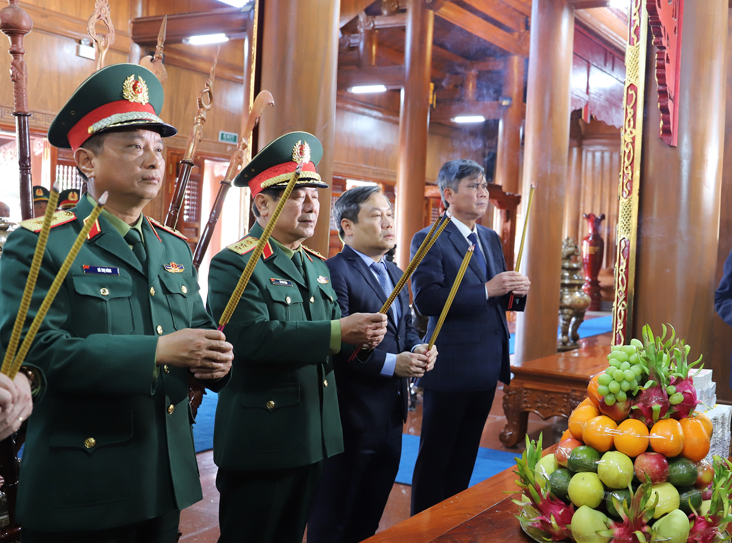 Các đại biểu dâng hương tưởng niệm Chủ tịch Hồ Chí Minh và các anh hùng liệt sỹ.