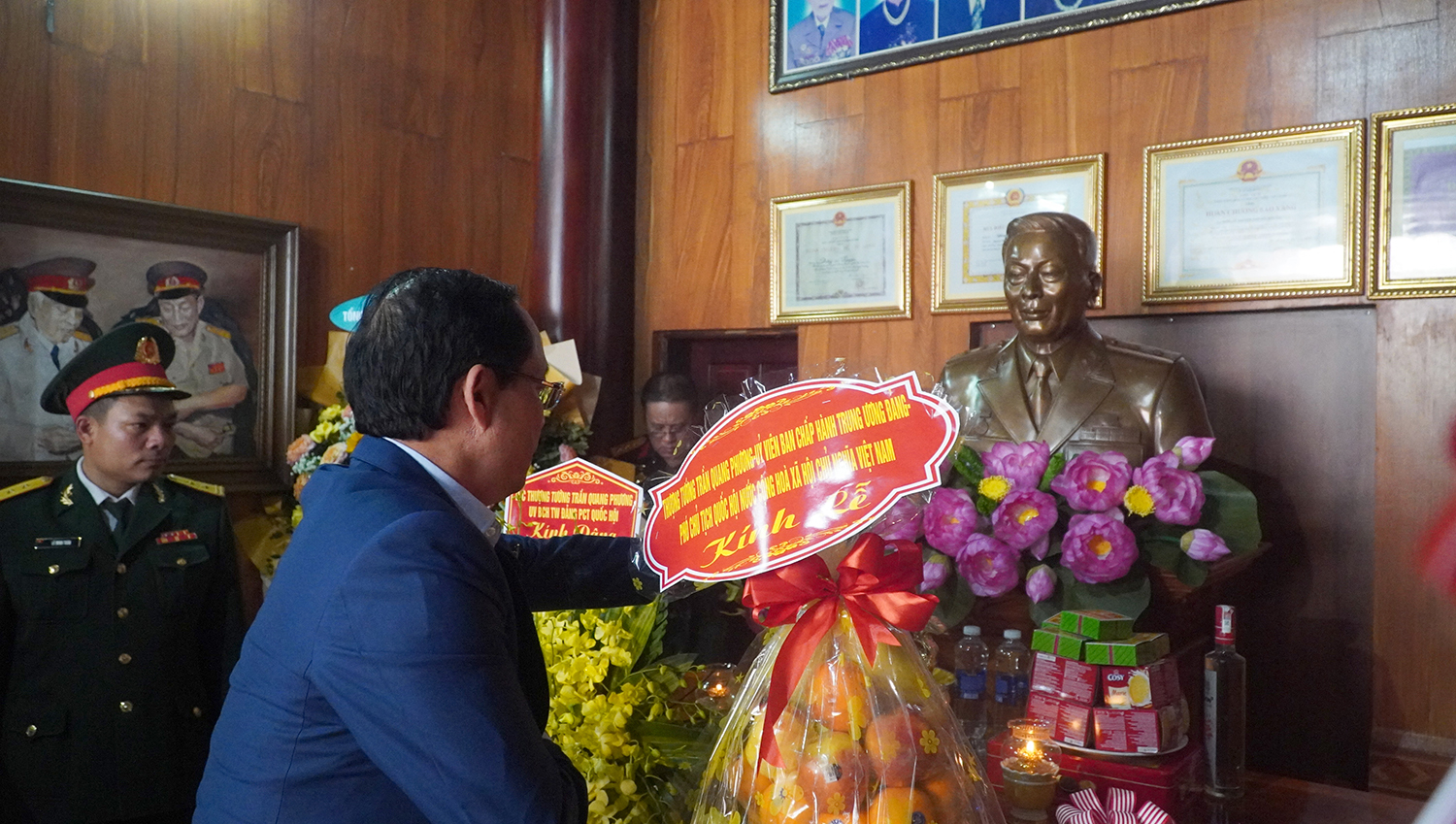 Đồng chí Thượng tướng, Phó Chủ tịch Quốc hội Trần Quang Phương dâng hương tưởng niệm Trung tướng Đồng Sỹ Nguyên.