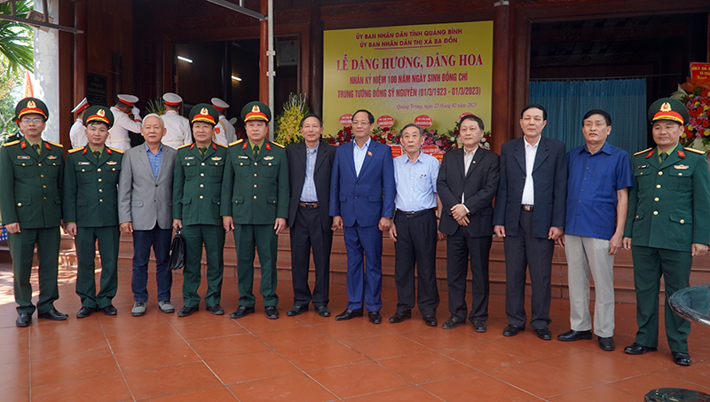 Đồng chí Thượng tướng, Phó Chủ tịch Quốc hội Trần Quang Phương và đoàn công tác chụp ảnh lưu niệm cùng gia đình Trung tướng Đồng Sỹ Nguyên.