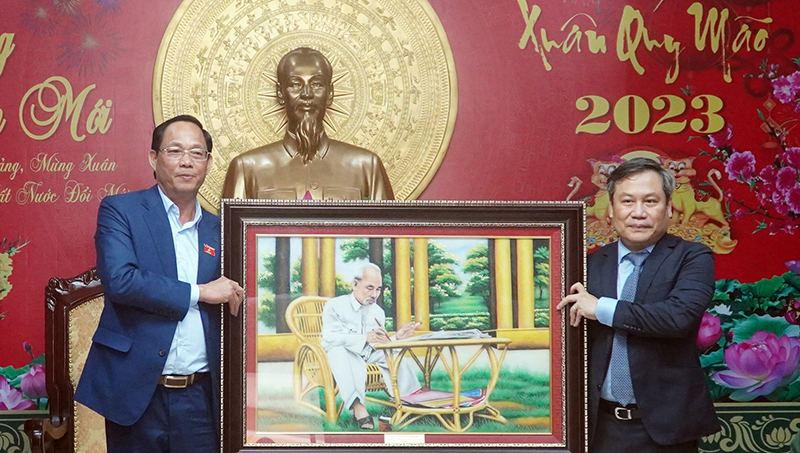 Đồng chí Thượng tướng, Phó Chủ tịch Quốc hội Trần Quang Phương tặng quà cho Đảng bộ, nhân dân và LLVT tỉnh Quảng Bình