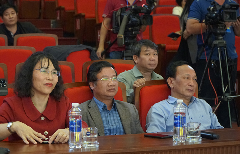 Đồng chí Phó Bí thư Thường trực Tỉnh ủy Trần Hải Châu và đồng chí Trưởng ban Tuyên giáo Tỉnh ủy Cao Văn Định tham dự chương trình tổng duyệt. 