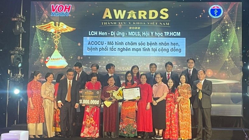 Trưởng Ban Tổ chức Thành ủy Thành phố Hồ Chí Minh Nguyễn Phước Lộc trao giải thưởng Thành tựu y khoa Việt Nam cho Mô hình chăm sóc bệnh nhân hen, bệnh phổi tắc nghẽn mạn tính tại cộng đồng.