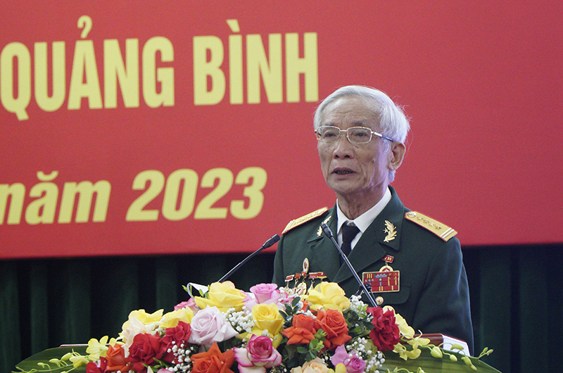 Đại tá Phạm Văn Việt, nguyên Chính trị viên phó Tiểu đoàn Công binh 77-Đoàn 559 chia sẻ những kỷ niệm với Trung tướng Đồng Sỹ Nguyên. 