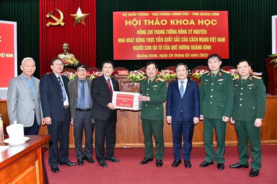 Ban chỉ đạo hội thảo tặng quà cho gia đình Trung tướng Đồng Sỹ Nguyên. 