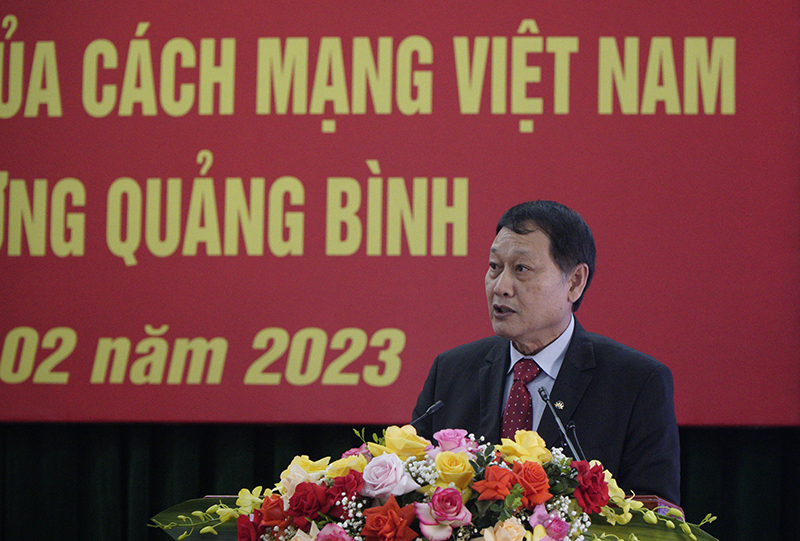 Ông Nguyễn Sỹ Hưng, con trai Trung tướng Đồng Sỹ Nguyên phát biểu cảm ơn tại hội thảo. 