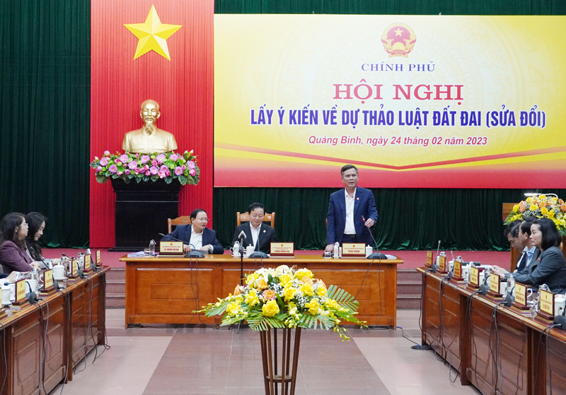 Đồng chí Chủ tịch UBND tỉnh Quảng Bình Trần Thắng phát biểu tại hội nghị.