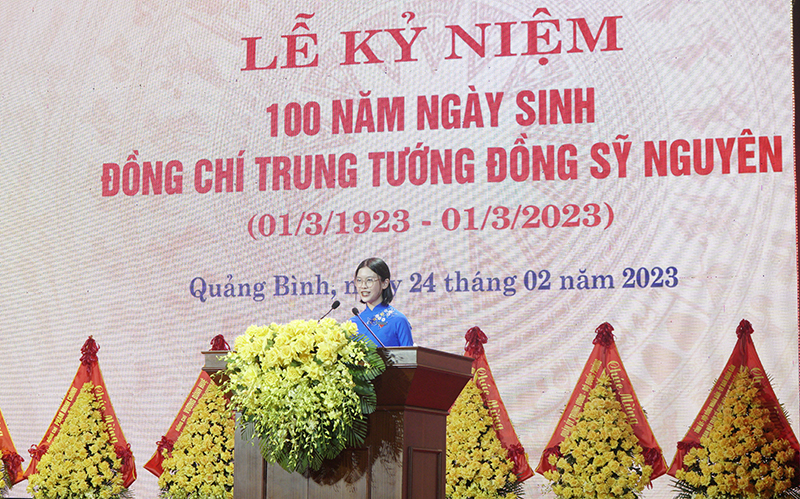 Em Nguyễn Lê Tâm Hạnh, học sinh Trường THPT Chuyên Võ Nguyên Giáp đại diện thế hệ trẻ phát biểu tại buổi lễ. 
