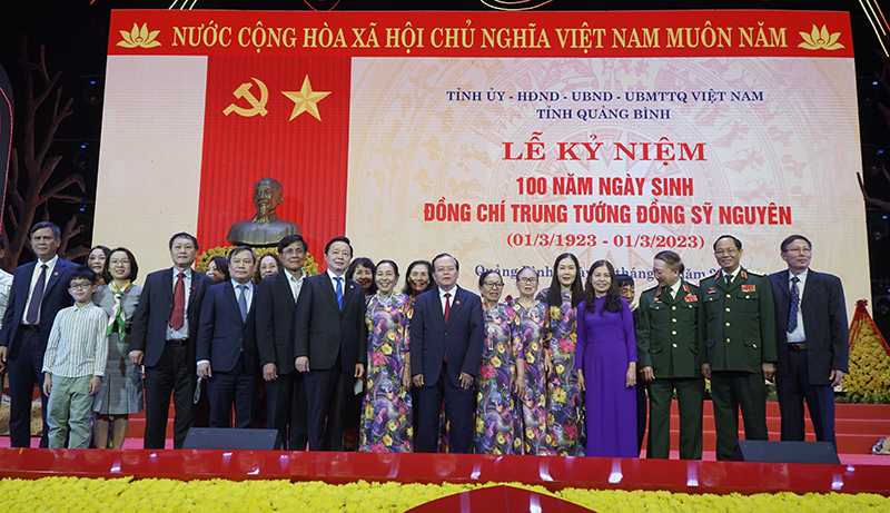 Phó Thủ tướng Trần Hồng Hà và các đại biểu chụp ảnh lưu niệm cùng gia đình Trung tướng Đồng Sỹ Nguyên.