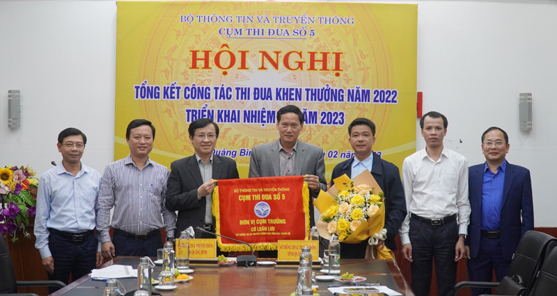Đồng chí Hoàng Hữu Thái, Giám đốc Sở TT-TT Quảng Bình, cụm trưởng Cụm Thi đua số 5 (năm 2022) trao cờ luân lưu cho Sở TT-TT Quảng Trị cụm trưởng Cụm Thi đua số 5 (năm 2023).