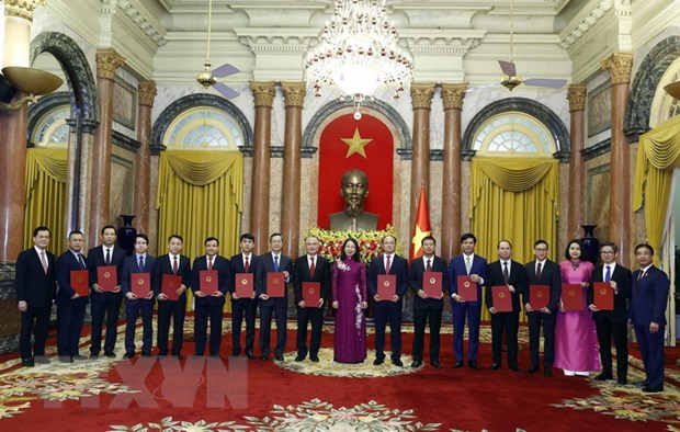 Quyền Chủ tịch nước Võ Thị Ánh Xuân trao quyết định bổ nhiệm cho các đại sứ. (Ảnh: Thống Nhất/TTXVN)