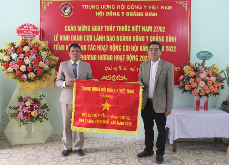 Hội Đông y tỉnh nhận cờ thi đua xuất sắc vì đã có thành tích xuất sắc trong xây dựng, củng cố, phát triển tổ chức Hội Đông y Việt Nam.