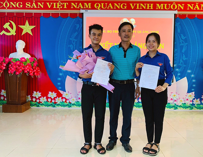Lễ kết nạp đảng viên mới tại Chi bộ 1, Đảng bộ Trường THPT Quảng Ninh.