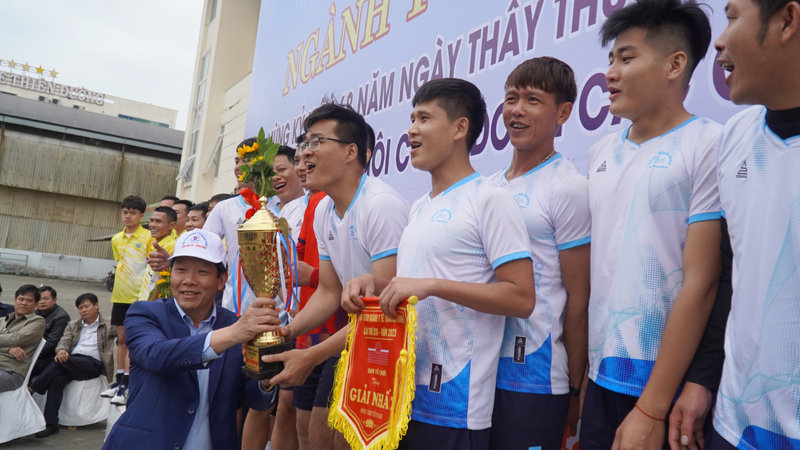 Lãnh đạo Sở Y tế trao cúp vô địch môn bóng chuyền nam cho Bệnh viện ĐK huyện Lệ Thủy.