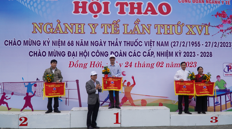 Thầy thuốc nhân dân Dương Thanh Bình, Giám đốc Sở Y tế trao giải toàn đoàn cho các tập thể xuất sắc.