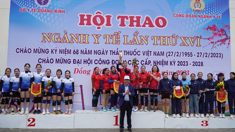 Trao cúp vô địch cho đội bóng nữ Bệnh viện ĐK huyện Lệ Thủy.