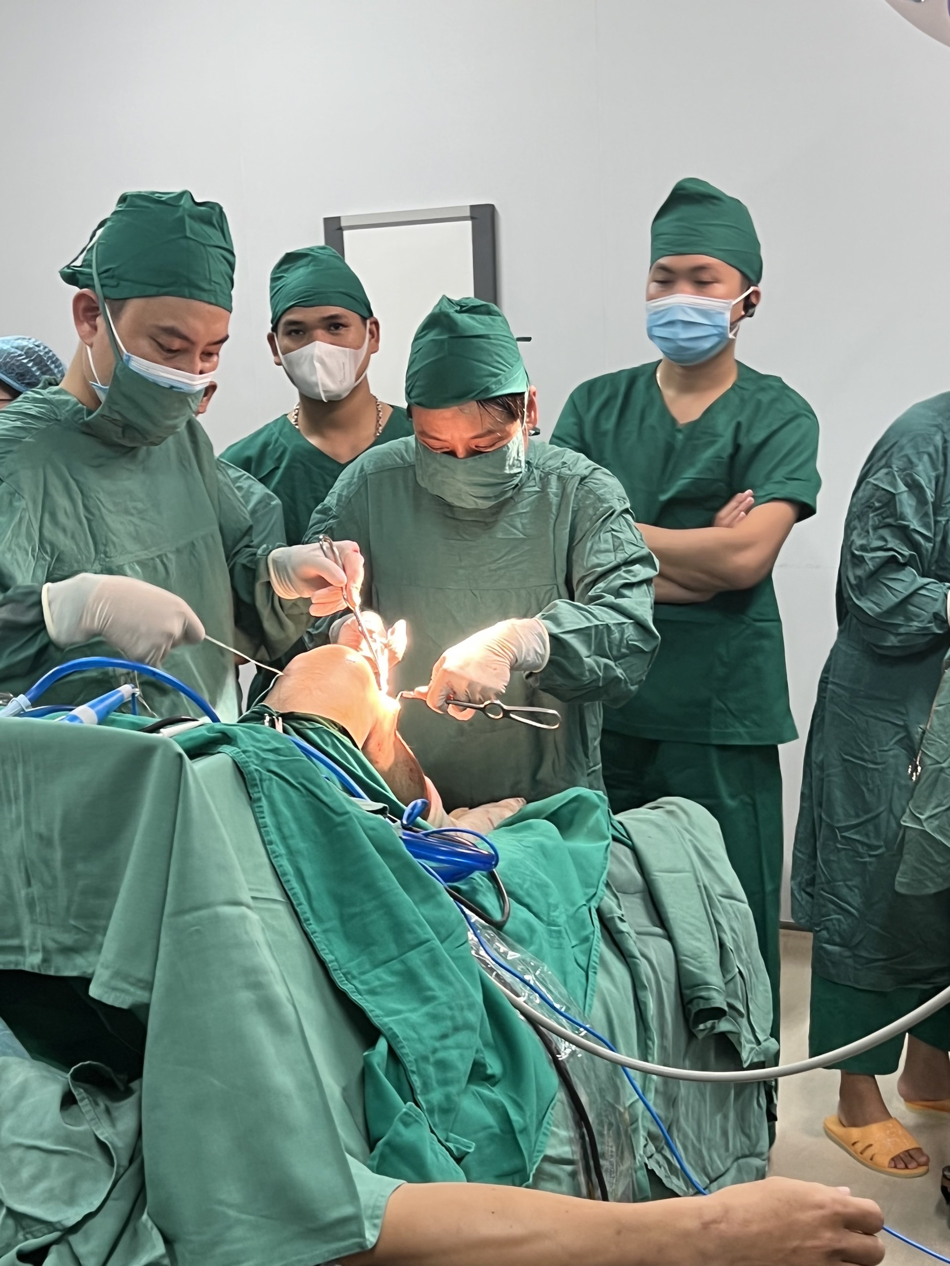  Các bác sĩ Khoa Ngoại tổng hợp (Bệnh viện ĐKKVBQB) tự tin thực hiện các ca phẫu thuật khó nhờ sự hỗ trợ của các trang thiết bị hiện đại.