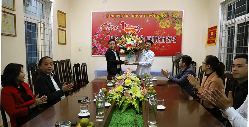 Bí thư Thành ủy Đồng Hới Trần Phong trao hoa, chúc mừng cho đại diện Bệnh viện Đa khoa thành phố nhân Ngày Thầy thuốc Việt Nam.