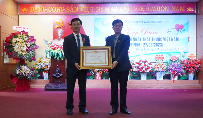 Thầy thuốc Ưu tú Nguyễn Đức Cường, Giám đốc Bệnh viện HNVNCBĐH được tặng thưởng Huân chương Lao động Hạng III.