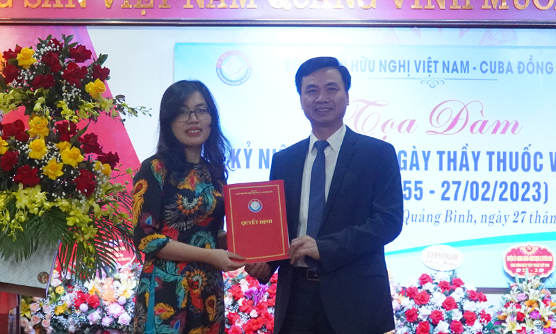 Thầy thuốc Ưu tú Nguyễn Đức Cường, Giám đốc Bệnh viện HNVNCBĐH trao quyết định thành lập Khoa Khám bệnh và điều trị tự nguyện.
