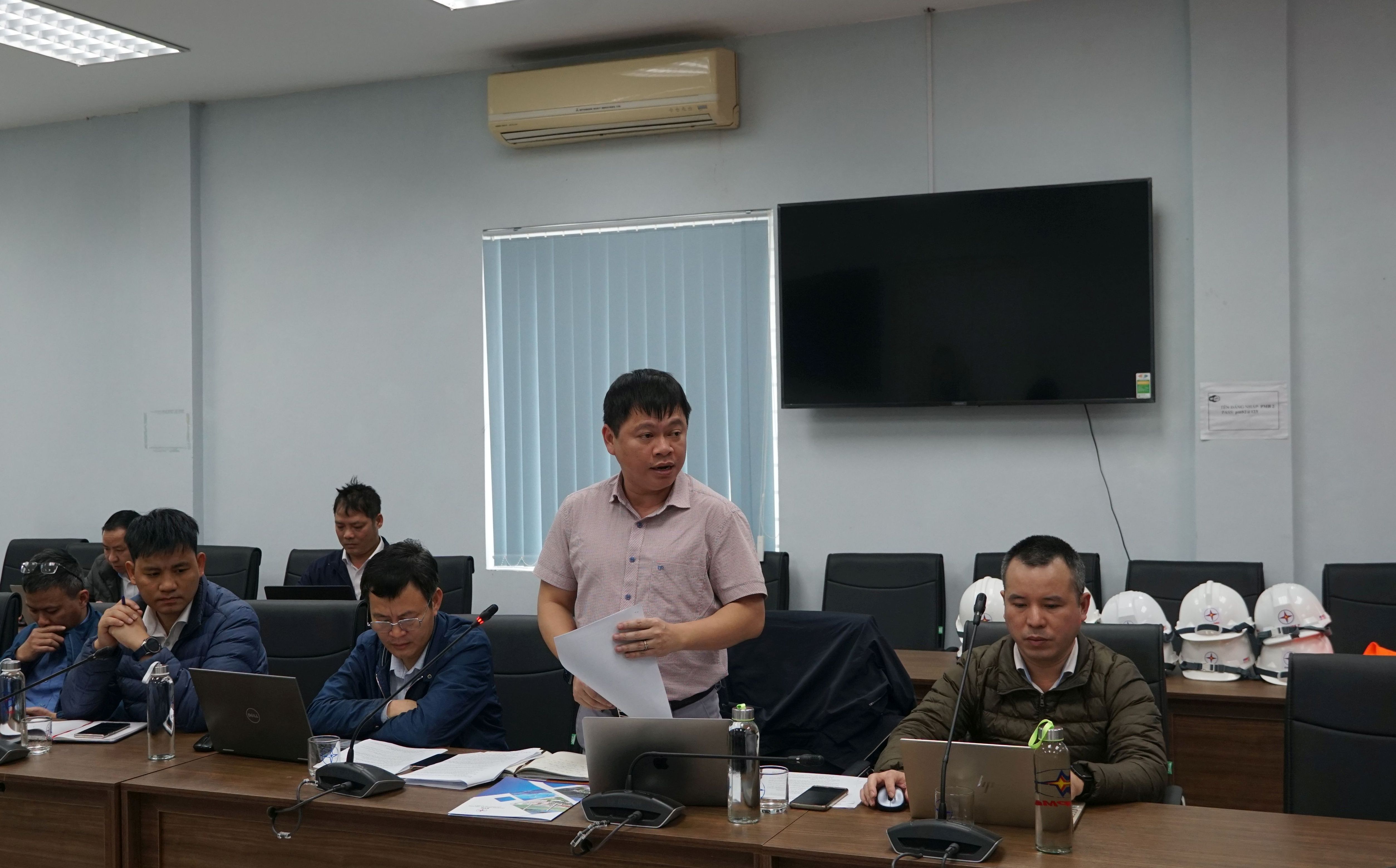 Đại diện lãnh đạo Ban quản lý dự án Trung tâm điện lực Quảng Trạch báo cáo về tiến độ thực hiện dự án.