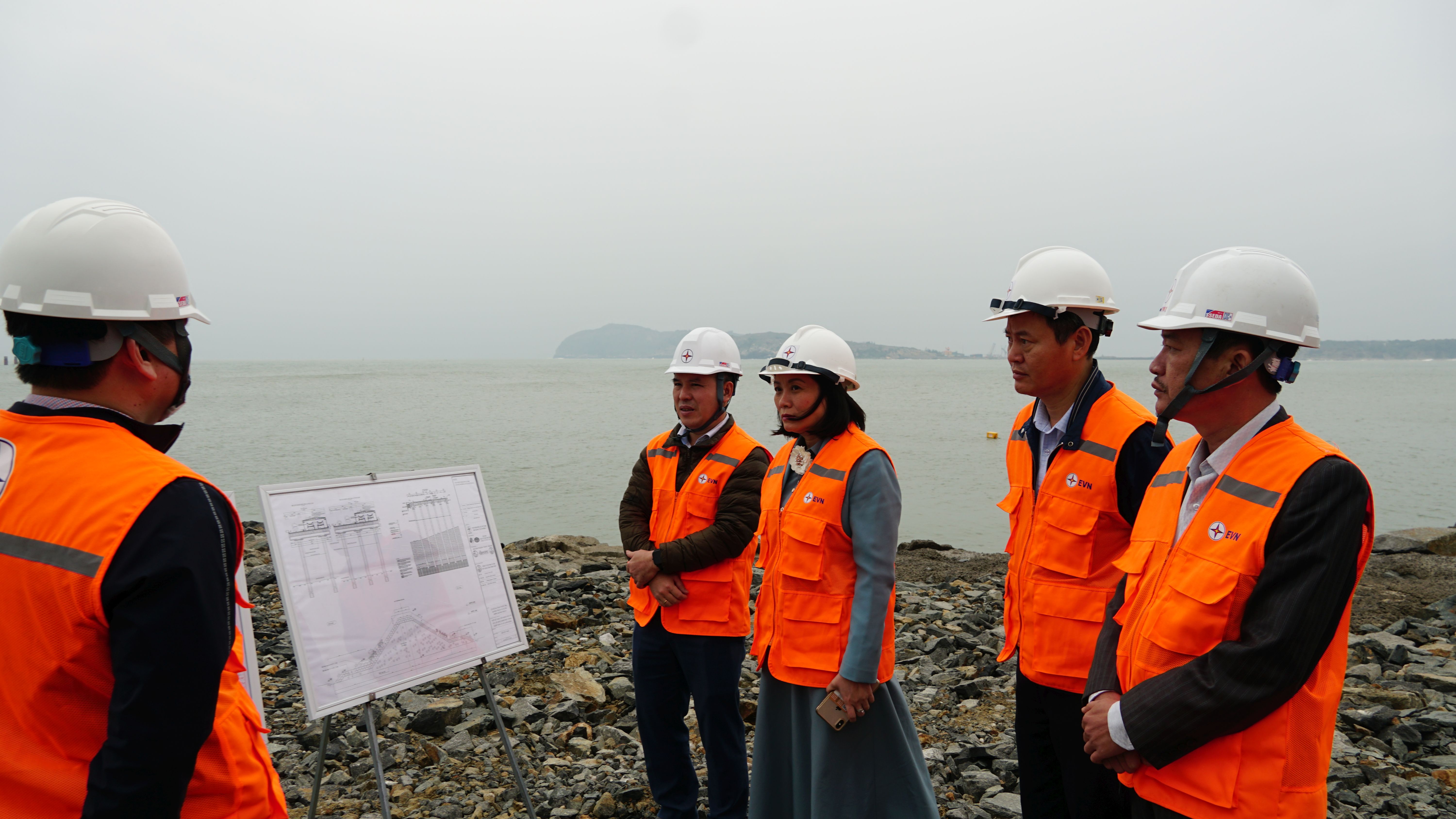 Đoàn giám sát thực địa tại dự án Trung tâm điện lực Quảng Trạch.