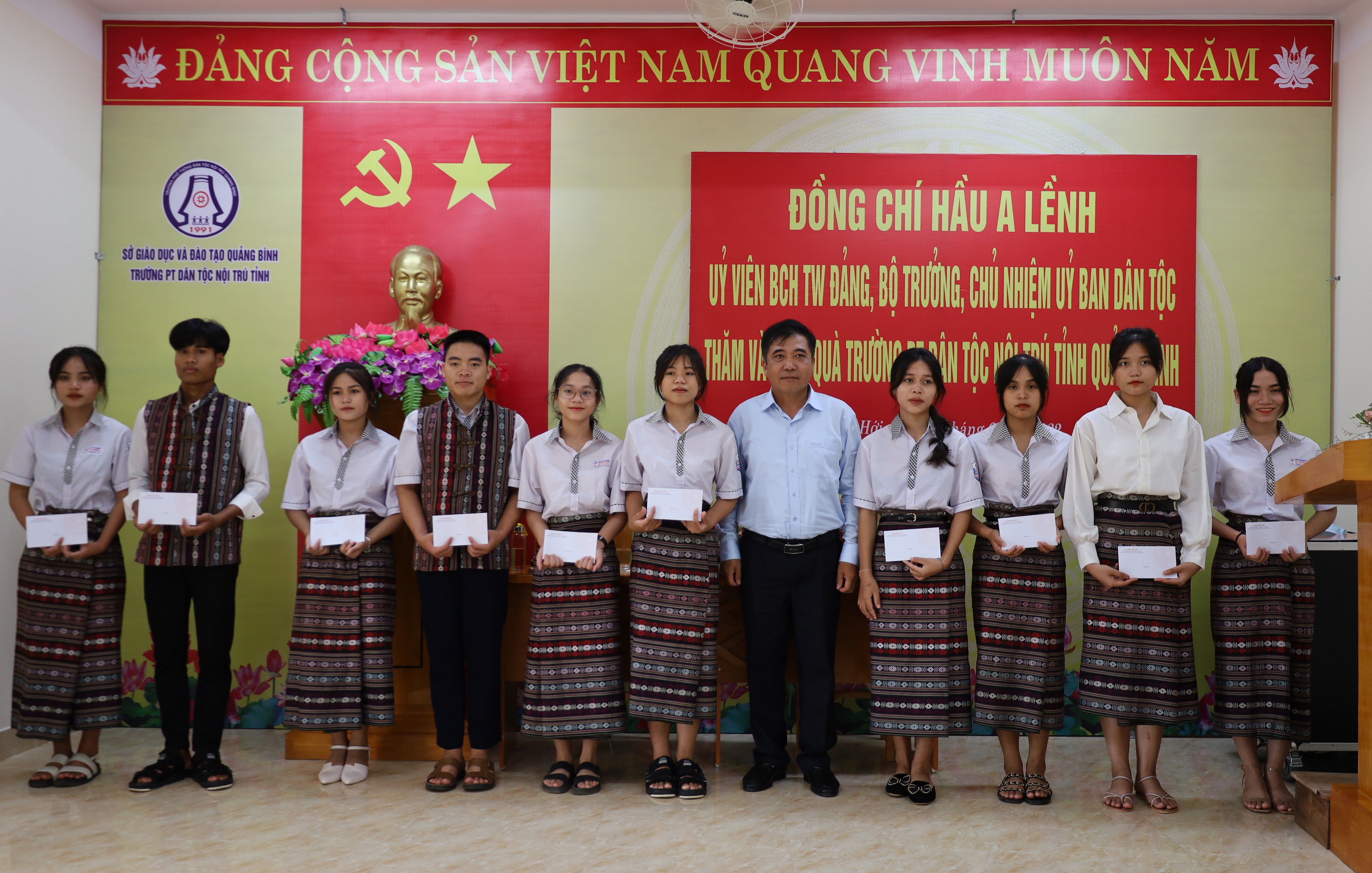  Đồng chí Phó Chủ tịch Thường trực UBND tỉnh Đoàn Ngọc Lâm tặng quà động viên các học sinh tiêu biểu, đạt thành tích cao trong học tập của Trường PTDT Nội trú tỉnh.