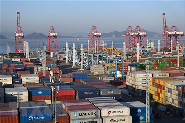 Container hàng hóa được xếp tại cảng ở tỉnh Chiết Giang, Trung Quốc, ngày 31/1/2023. (Ảnh: THX/ TTXVN)