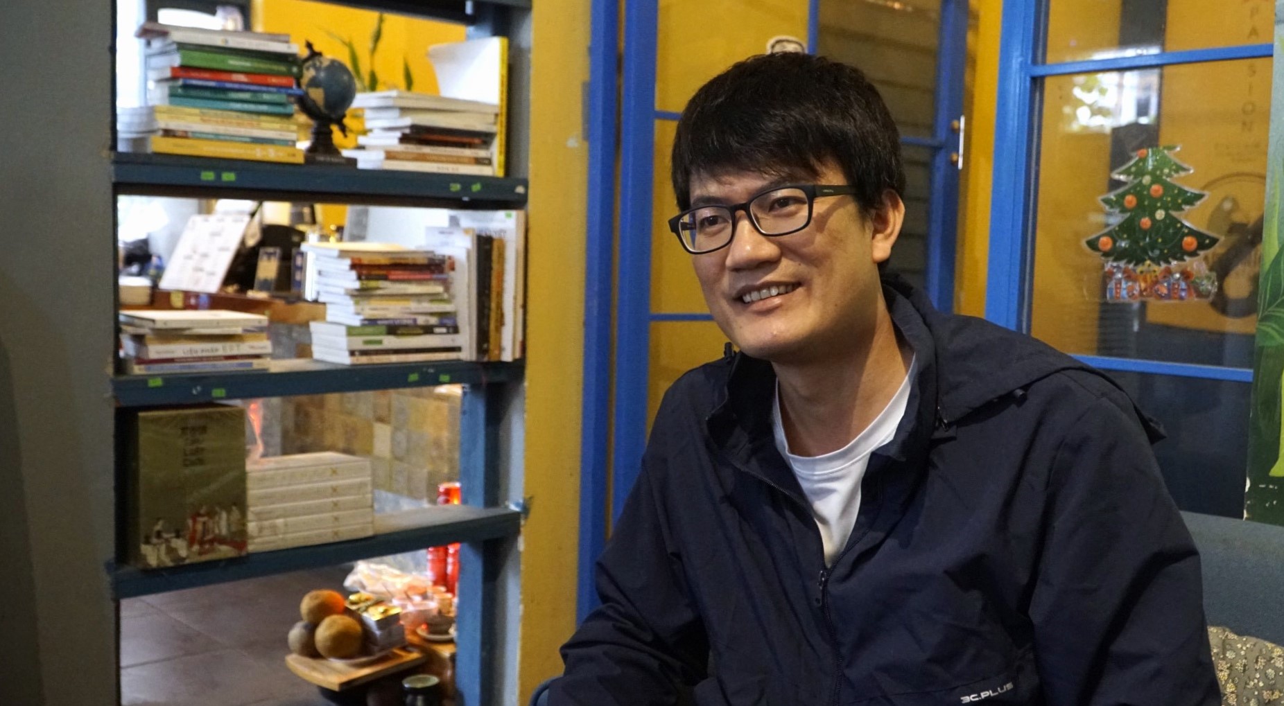 Anh Phạm Anh Tuấn mở quán cà phê sách với mong muốn lan tỏa văn hóa đọc rộng. 
