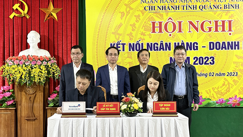 Đại diện Ngân hàng TMCP Công thương Chi nhánh Quảng Bình và Tập đoàn Sơn Hải ký kết hợp đồng tín dụng.