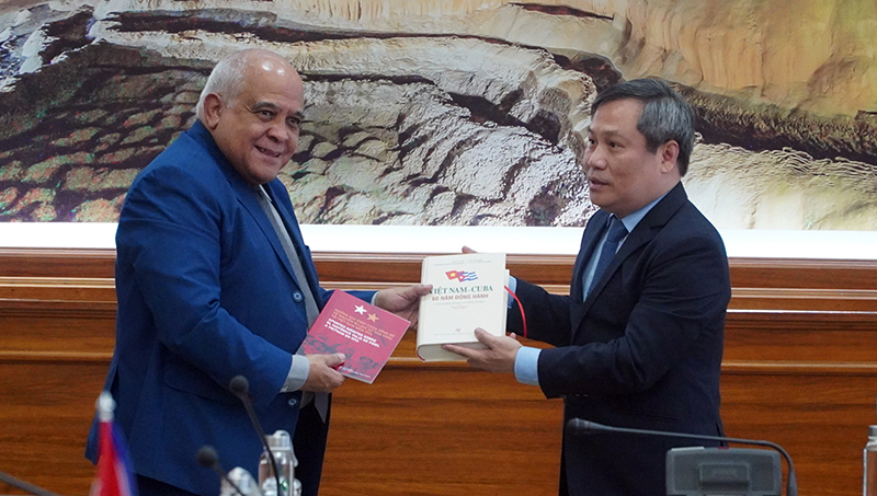 Đại sứ Cộng hòa Cu-ba tại Việt Nam Orlando Hernandez Guillen tặng sách về Lãnh tụ Phi-đen Cát-xtơ-rô  cho đồng chí Bí thư Tỉnh ủy