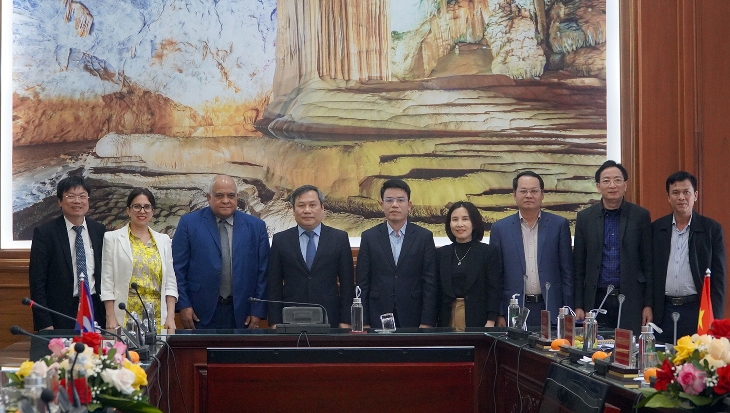 Đại sứ Cộng hòa Cu-ba tại Việt Nam Orlando Hernandez Guillen và đồng chí Bí thư Tỉnh ủy Vũ Đại Thắng chụp ảnh lưu niệm cùng các đại biểu