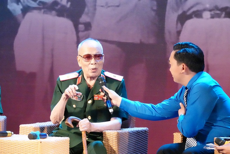 Thiếu tướng Phan Khắc Hy, nguyên Phó tư lệnh-Bộ Tư lệnh Trường Sơn giao lưu trong chương trình.