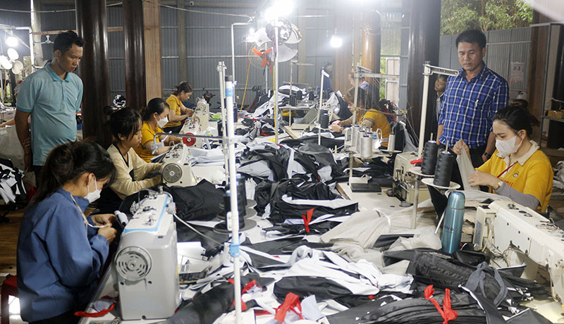 Xưởng may của Công ty May ADM là nơi tạo công ăn việc làm cho hàng chục người dân ở vùng miền núi xã Cao Quảng.