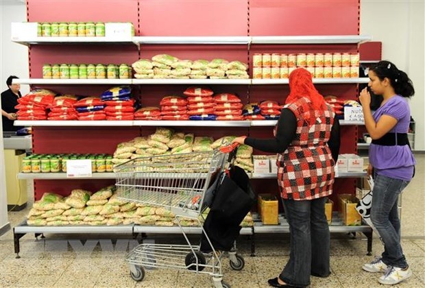 Người dân mua sắm tại một siêu thị ở Pháp. (Ảnh: AFP/TTXVN)