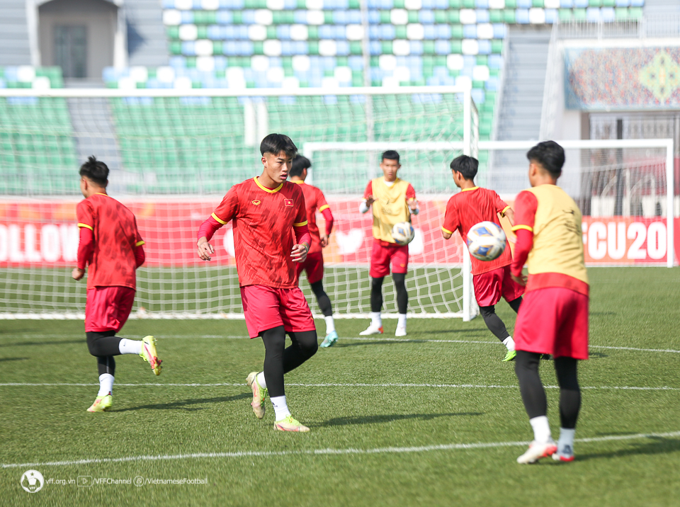 Đội tuyển U20 Việt Nam làm quen sân thi đấu chính thức Istiqlol ở Fegana, Uzbekistan. Ảnh: VFF