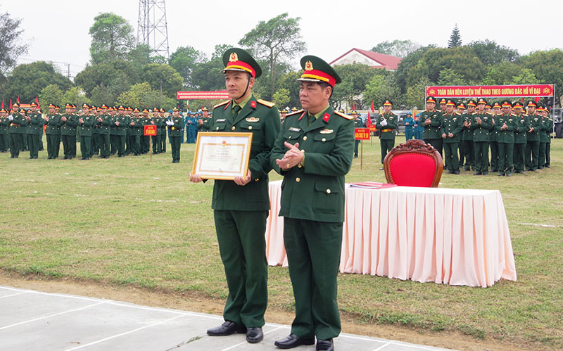 Đại tá Phạm Văn Dũng, Phó Tham mưu trưởng trao giấy khen “Đơn vị Huấn luyện giỏi” của BTL Quân khu cho đại diện Tiểu đoàn Bộ binh 42.
