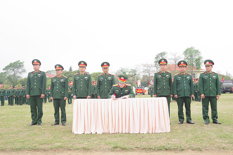 Đại tá Đinh Xuân Hướng, Chính ủy, Chủ tịch HĐTĐ khen thưởng Bộ CHQS tỉnh ký chứng giám Giao ước thi đua.