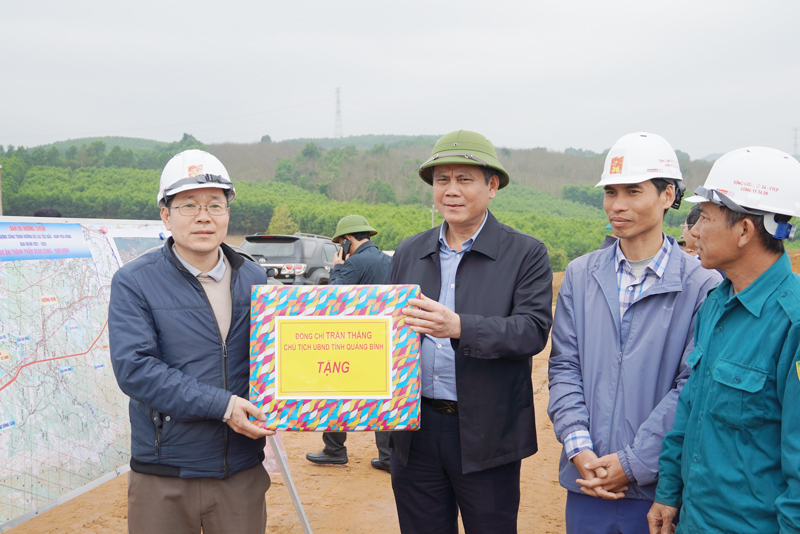 Đồng chí Chủ tịch UBND tỉnh Trần Thắng tặng quà động viên nhà thầu thi công Tổng Công ty 36.