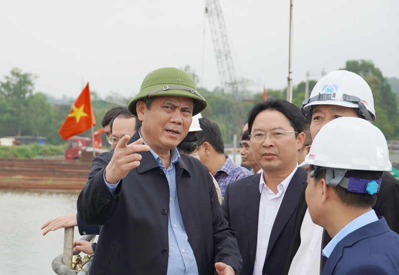 Đồng chí Chủ tịch UBND tỉnh Trần Thắng kiểm tra thi công công trình cầu Long Đại.