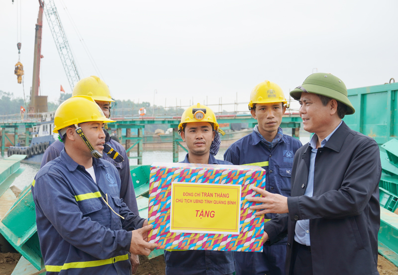 Đồng chí Chủ tịch UBND tỉnh Trần Thắng tặng quà động viên nhà thầu thi công Công ty TNHH Thương mại và xây dựng Trung Chính.