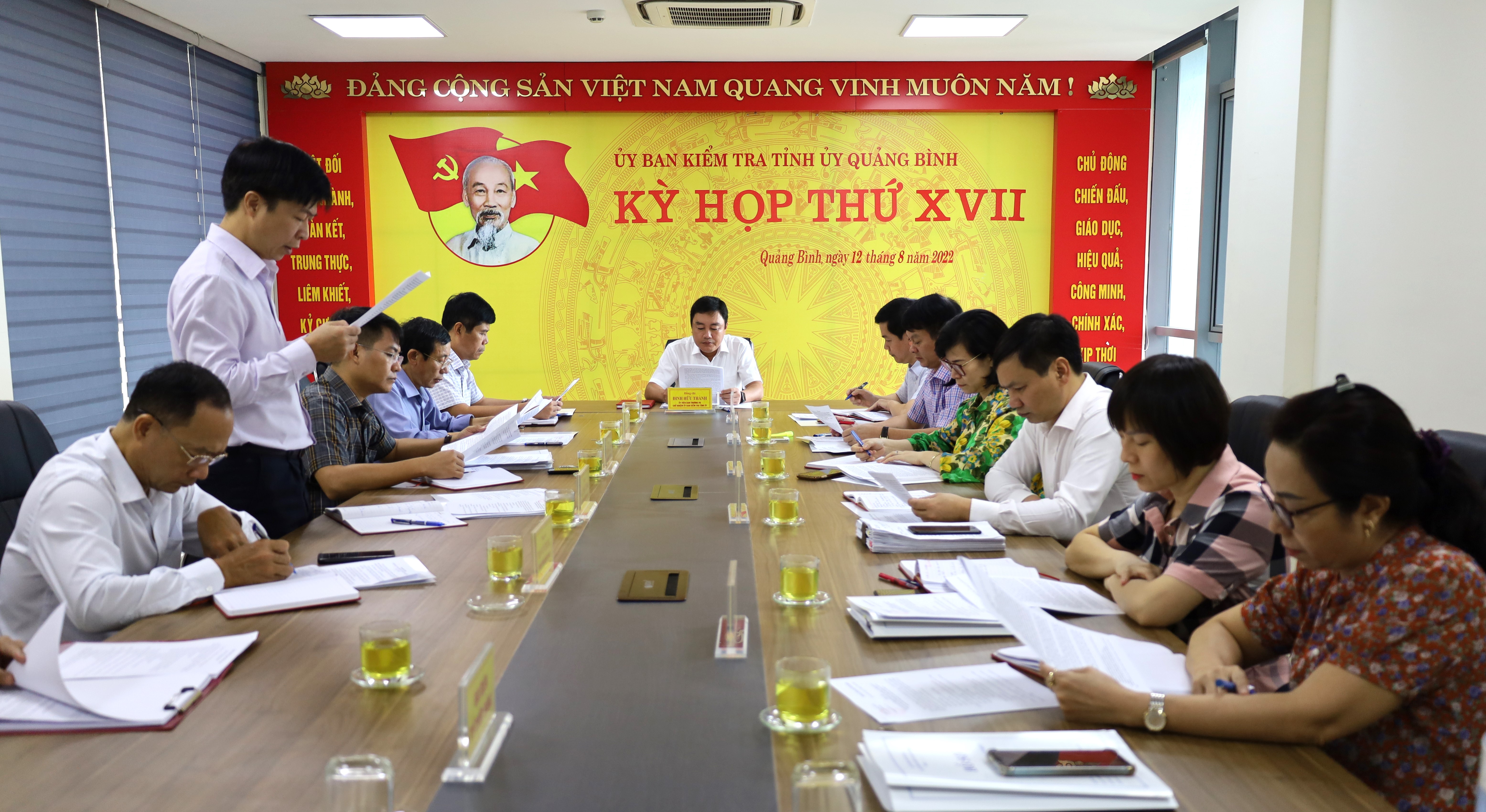 Một kỳ họp của UBKT Tỉnh ủy nhằm xem xét kết quả KT việc thực hiện nhiệm vụ KT, GS và thi hành kỷ luật Đảng.
