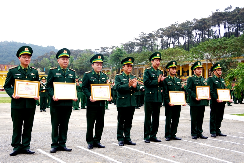 Lãnh đạo Đảng ủy, Bộ Chỉ huy BĐBP tỉnh trao tặng danh hiệu của Bộ Tư lệnh BĐBP cho 6 tập thể đạt đơn vị vững mạnh toàn diện “Mẫu mực, tiêu biểu” năm 2022. 