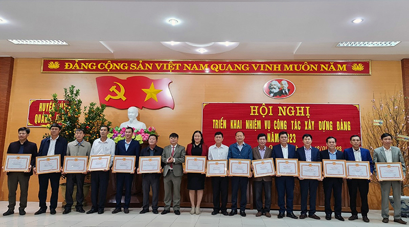  Đảng bộ xã Hải Ninh (thứ 4 từ phải sang) là 1 trong 15 tổ chức cơ sở đảng được Huyện ủy Quảng Ninh tặng giấy khen vì có thành tích xuất sắc trong công tác xây dựng Đảng năm 2022.