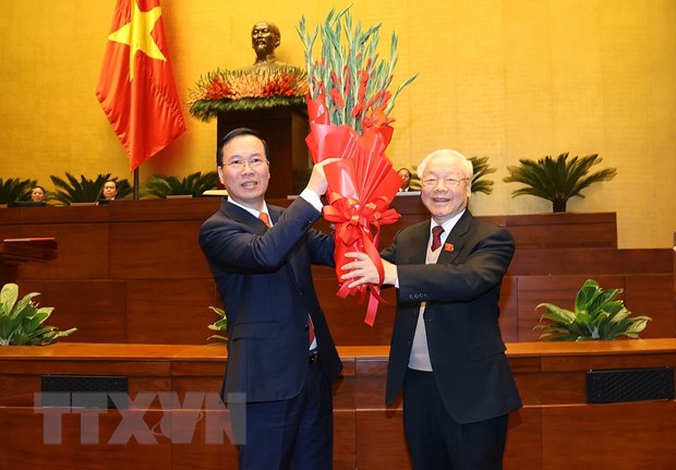 Tổng Bí thư Nguyễn Phú Trọng chúc mừng Chủ tịch nước Võ Văn Thưởng. (Ảnh: TTXVN)